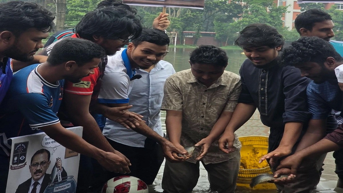 ঢাবির কেন্দ্রীয় মাঠে মাছের পোনা ছাড়লেন ডাকসু নেতা