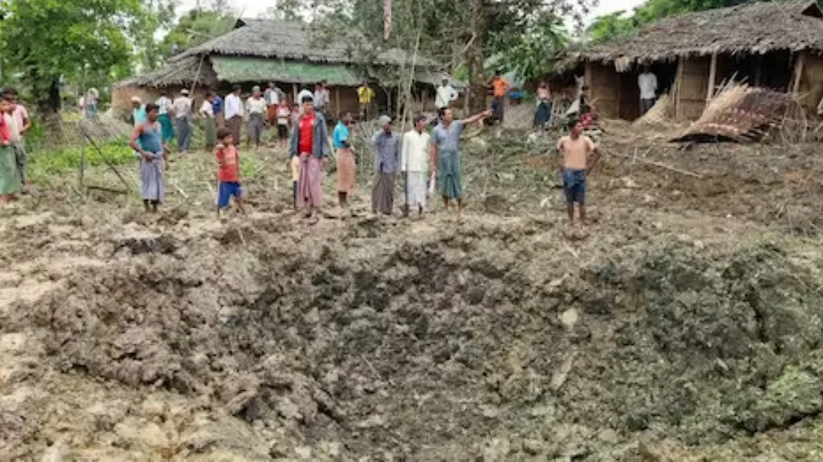 রাখাইনে বোমা হামলায় কাঁপছে টেকনাফ