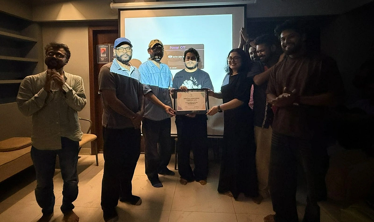 সিনেমার কলাকুশলীদের সম্মাননা প্রদান করা হয়েছে। ছবি: অ্যাডফা