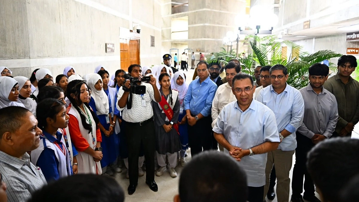 শিক্ষার্থীদের সঙ্গে প্রধানমন্ত্রীর কুশল বিনিময়