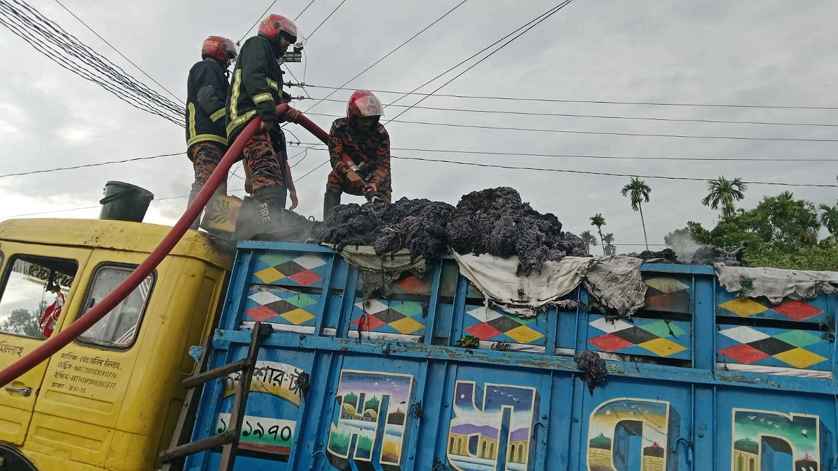 শ্রীমঙ্গলে তুলাবাহী ট্রাকে আগুন