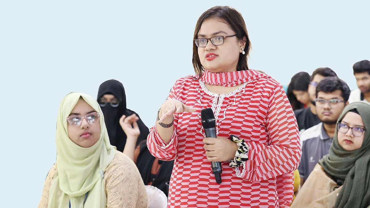 কর্মশালায় প্রধান বক্তার কাছে নানা প্রশ্ন করেন আইইউবির শিক্ষার্থীরা