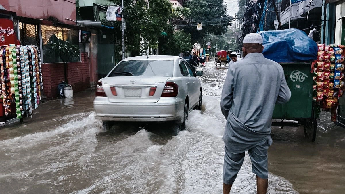 এক পশলা বৃষ্টিতেই জলমগ্ন ঢাকা