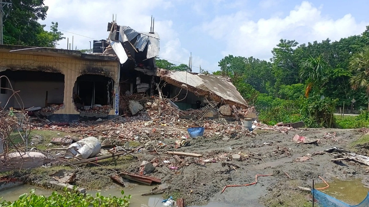 আ. লীগ নেতার বাড়ি ভেঙে মালামাল লুট, শেষে আগুন