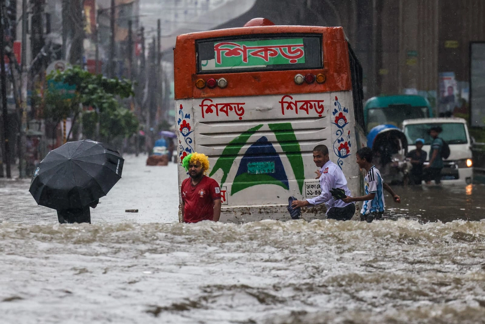 টানা বৃষ্টিতে তলিয়ে গেছে রাজধানীর প্রধান সড়ক। ছবি: শামীম-উস-সালেহীন
