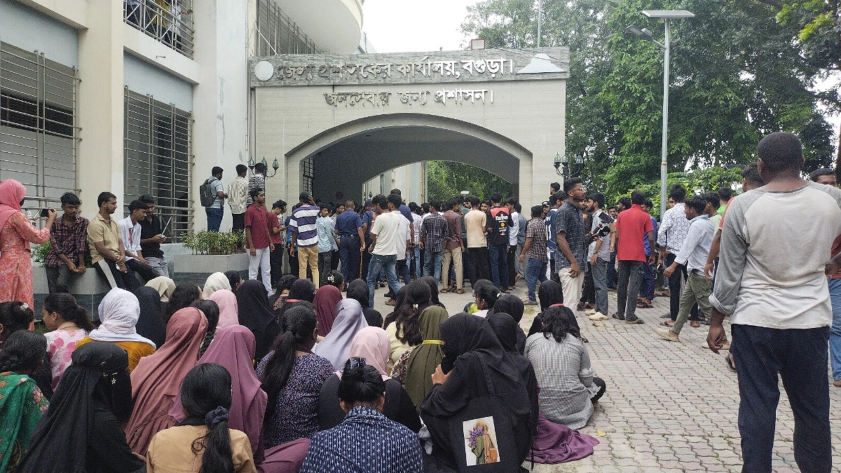 শিক্ষামন্ত্রীর পদত্যাগ চেয়ে বগুড়ায় ডিসি অফিসে শিক্ষার্থীরা