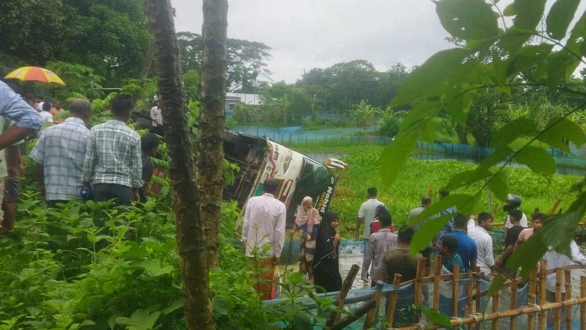 দুই বাসের সংঘর্ষে আহত অর্ধশত