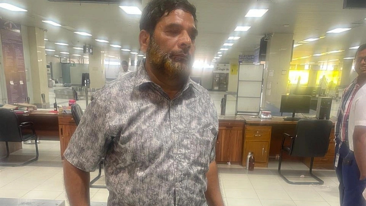 একদিন আগে ঢাকা থেকে দুবাই, পরদিন চট্টগ্রামে সোয়া দুই কেজি স্বর্ণসহ ধরা