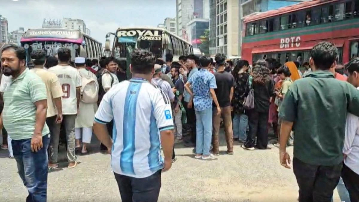 শিক্ষামন্ত্রীর পদত্যাগ দাবিতে ঢাকায় সড়ক আটকে বিক্ষোভ