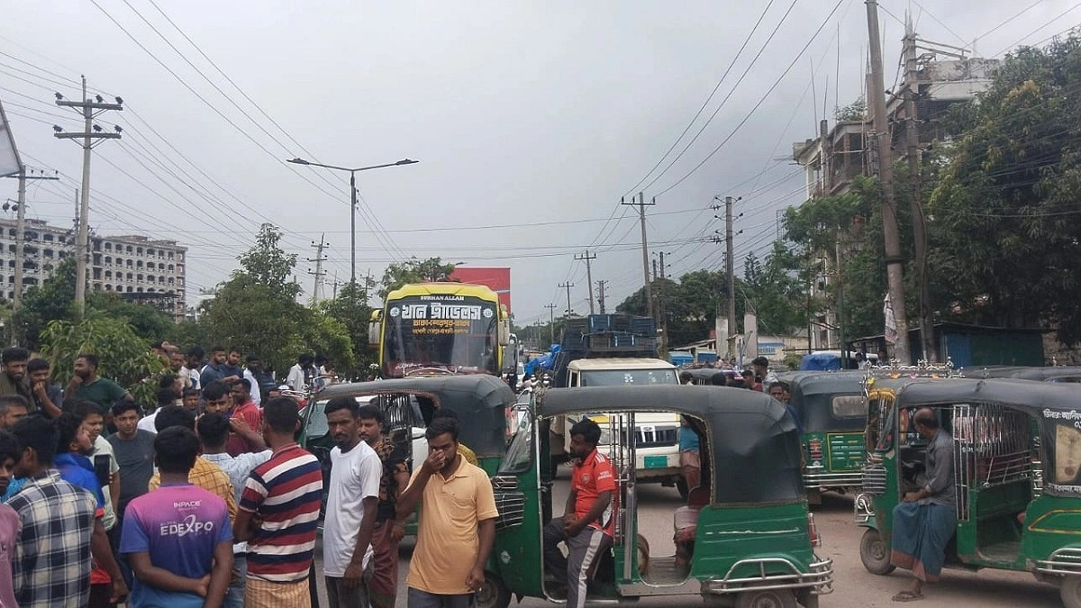গ্যাস না পেয়ে ঢাকা-ময়মনসিংহ মহাসড়ক অবরোধ অটোচালকদের