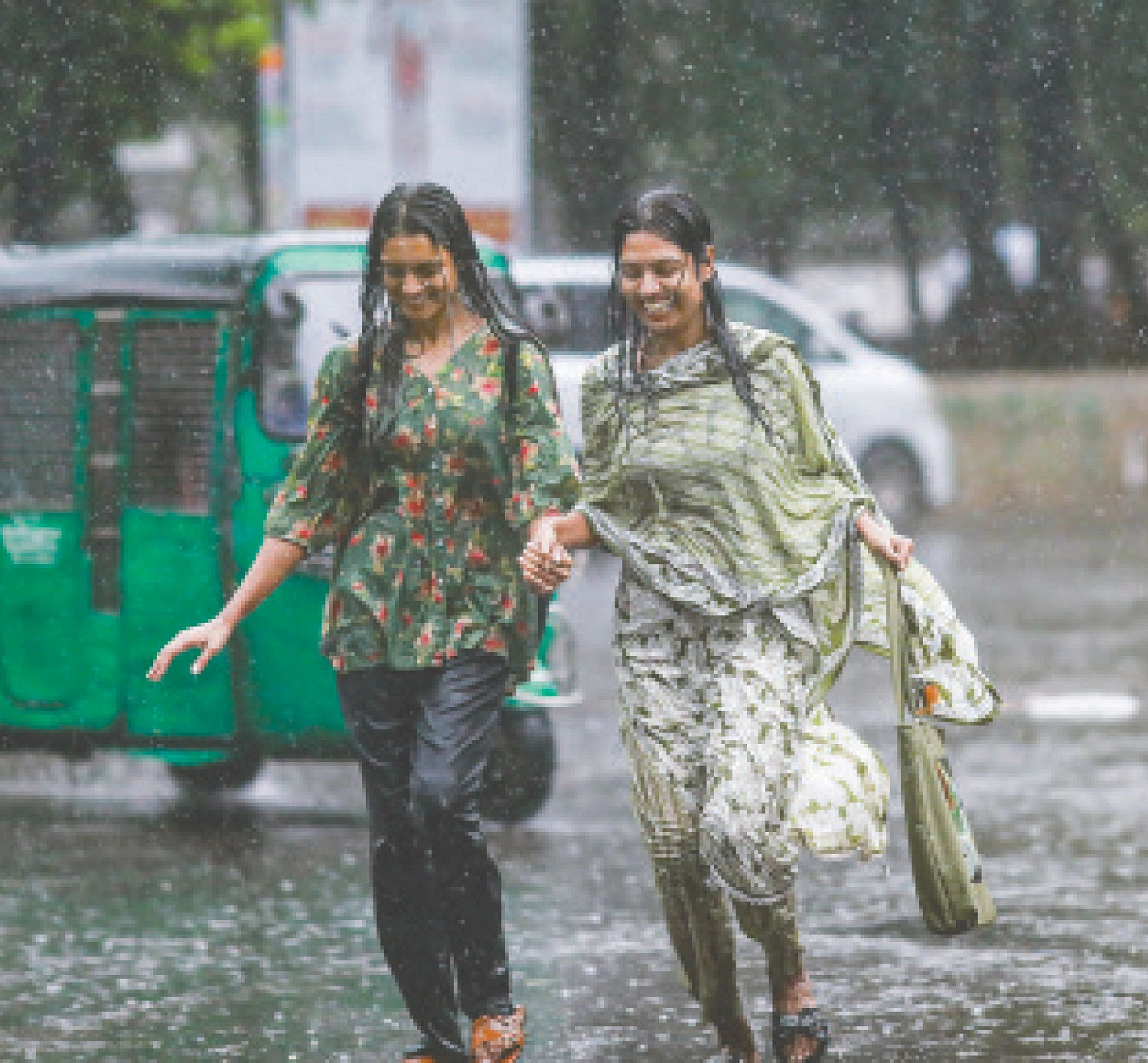 হঠাৎ নামা বৃষ্টি উপভোগ করছেন ঢাকা বিশ্ববিদ্যালয় এলাকায় দুই শিক্ষার্থী  -  সাজ্জাদ হোসেন