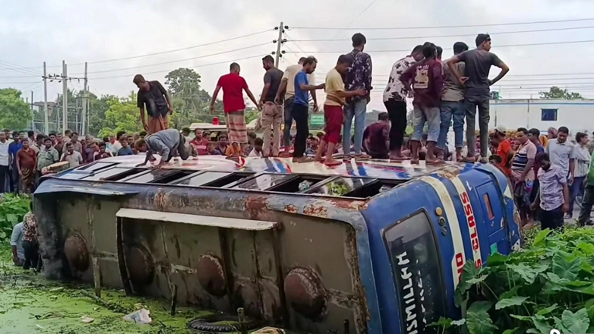 মেহেরপুর বাস খাদে পড়ে আহত অন্তত ২০