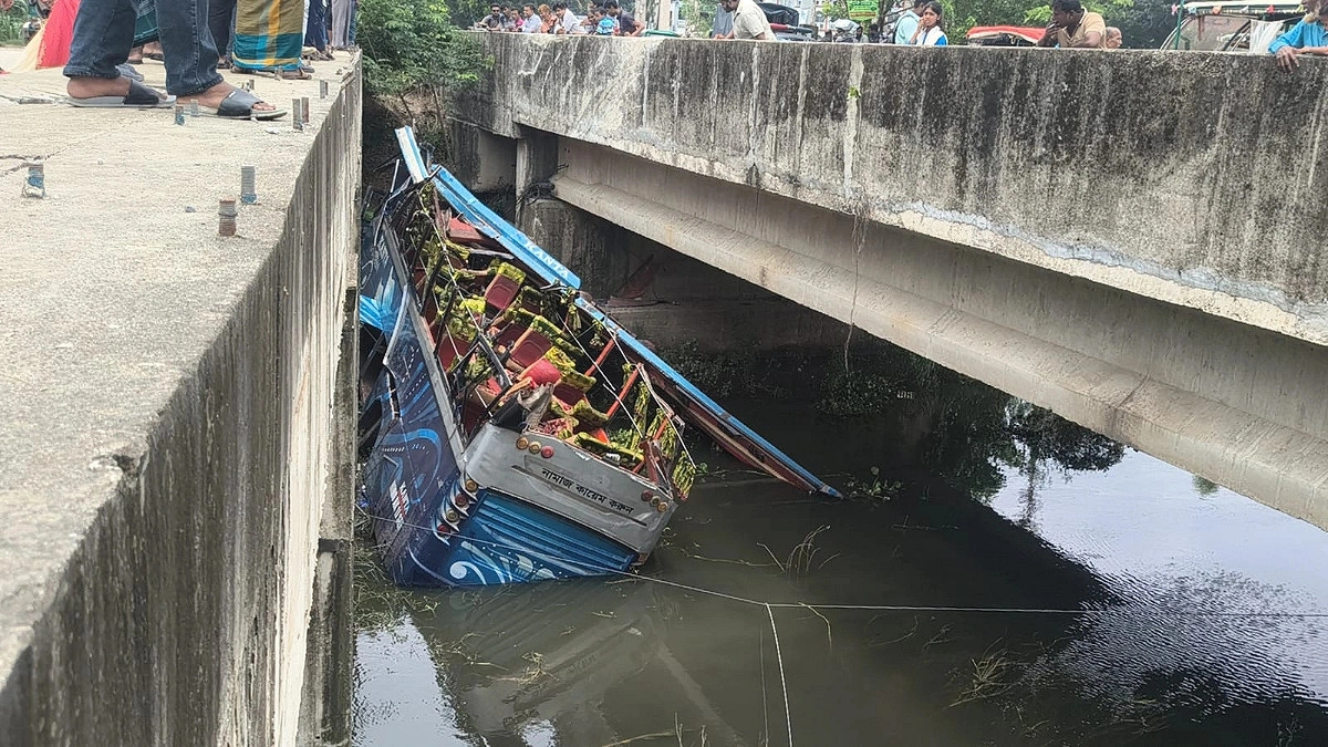 সেতুর রেলিং ভেঙে বাস খালে, যাত্রী নিহত