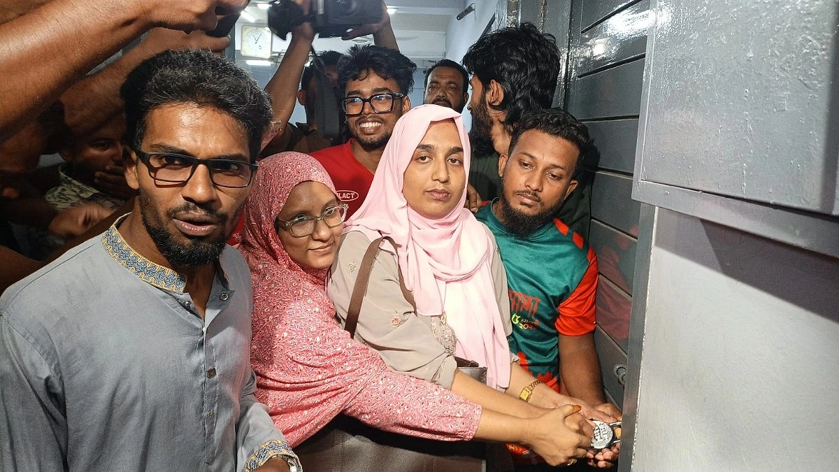 বরিশালে সিভিল সার্জনের নিয়োগ বাতিলের দাবিতে কার্যালয়ে তালা