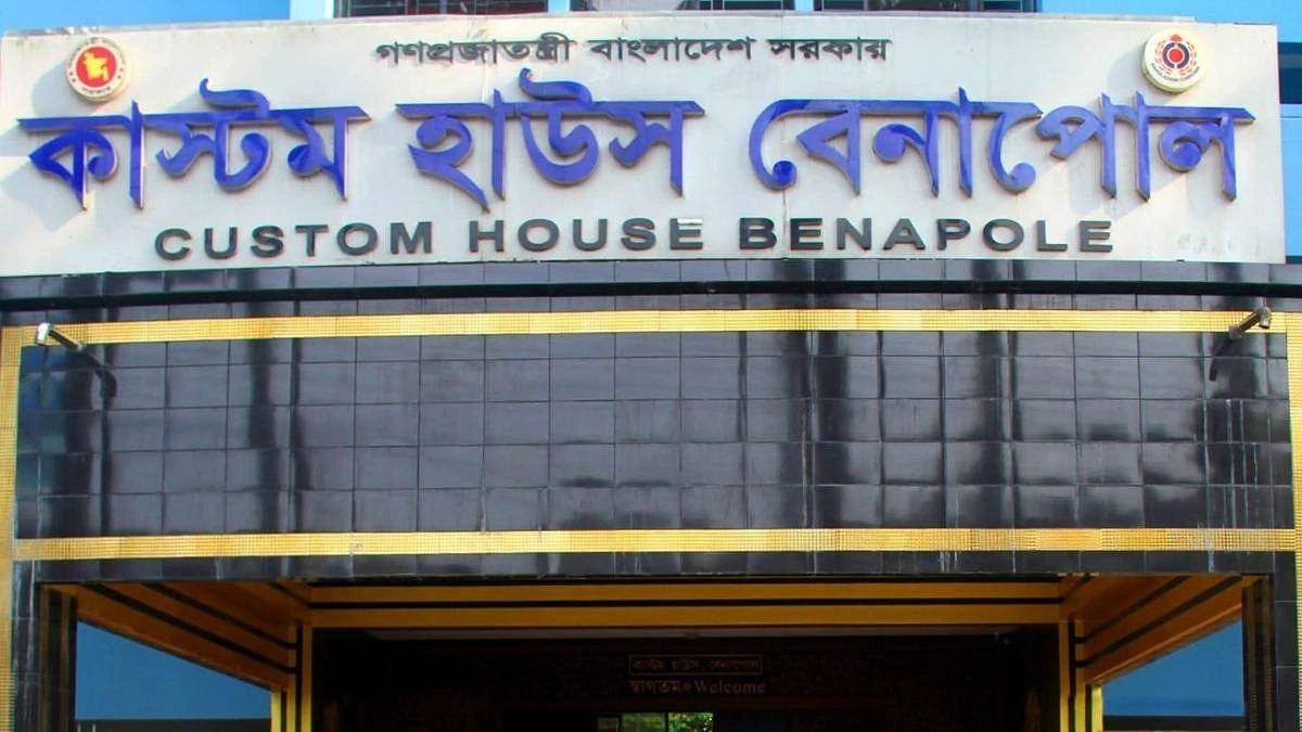 ৪১৮ সিসি ক্যামেরার ফাঁকে জব্দ পণ্য চুরি