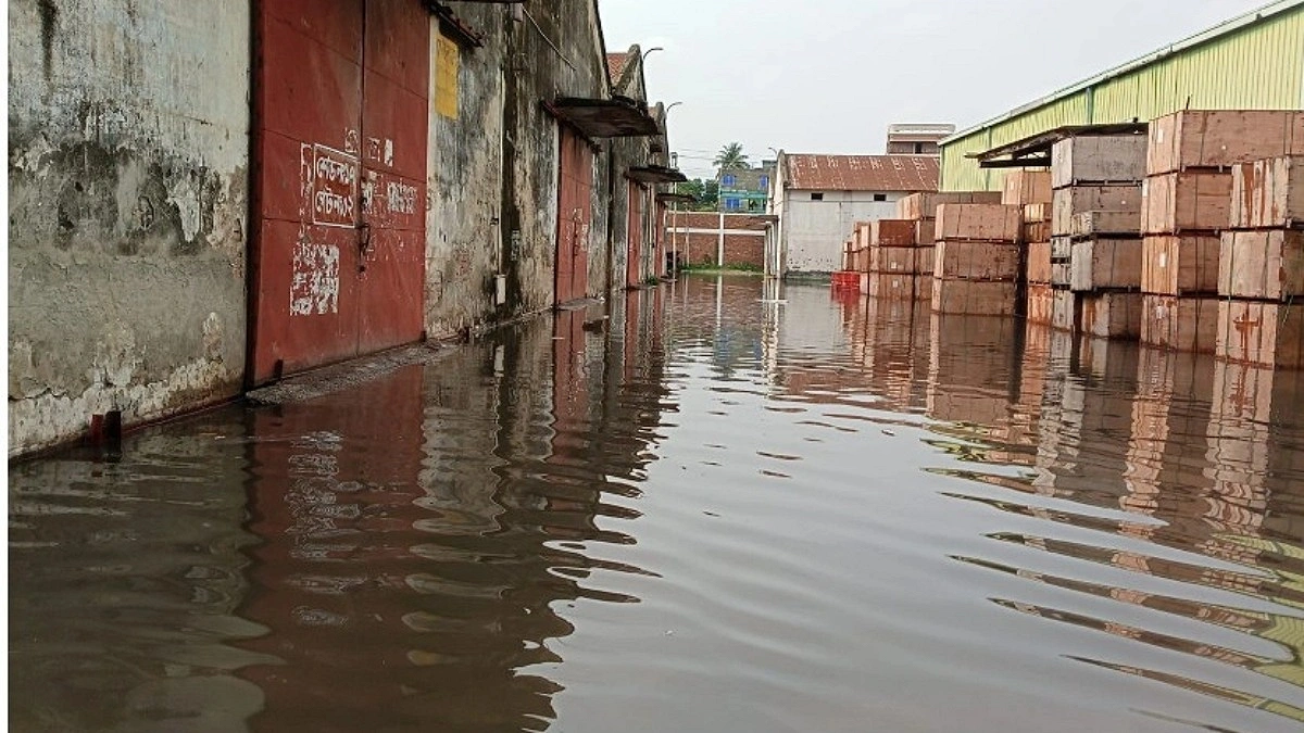 টানা বৃষ্টিতে বেনাপোল বন্দরে জলাবদ্ধতা