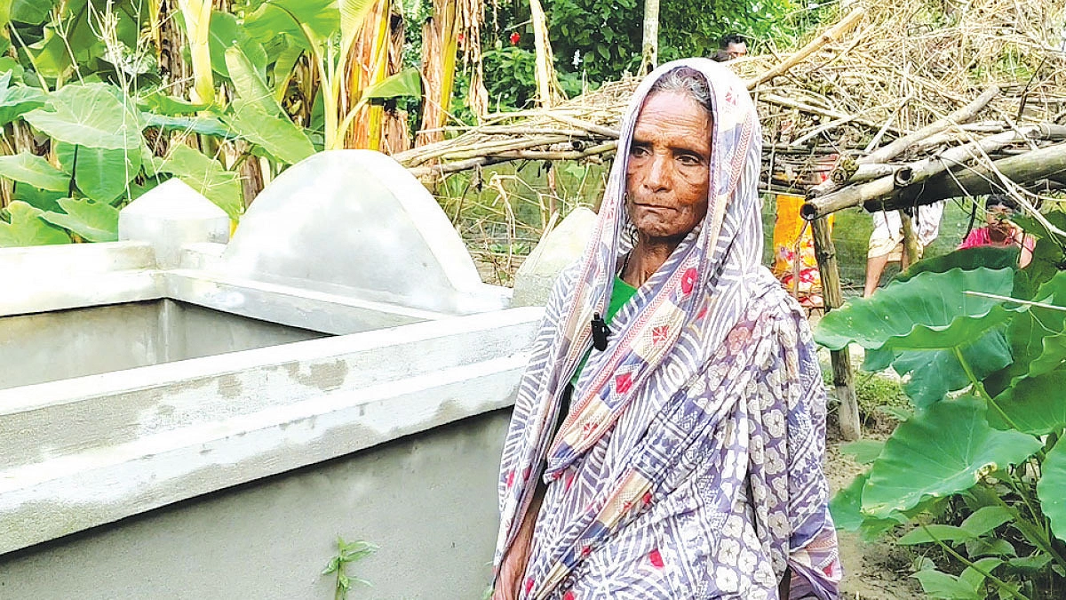 কবর খুঁড়ে বৃদ্ধের অপেক্ষা