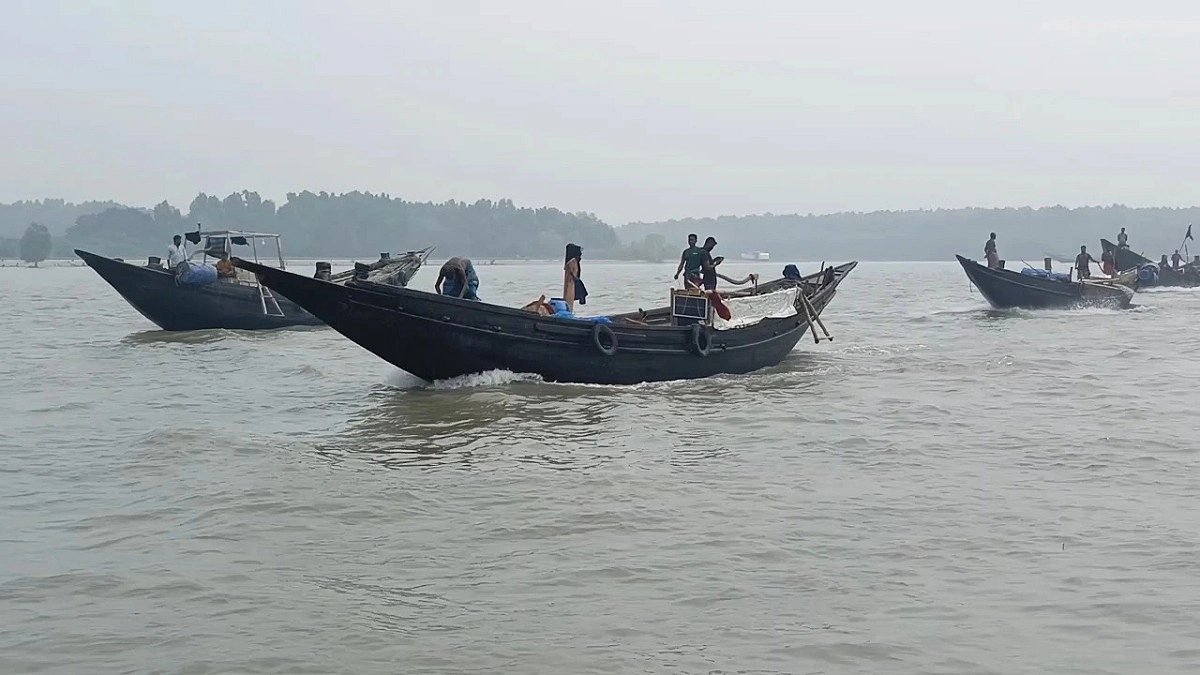 উত্তাল সাগর, মাছ ছাড়াই ফিরছেন জেলেরা