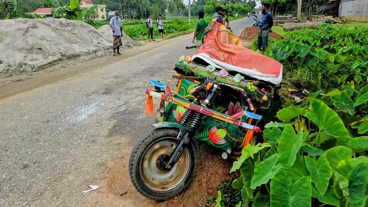 রাস্তায় বালুর স্তূপ, গাড়ি চাপায় প্রাণ গেল অটোরিকশাচালক-যাত্রীর