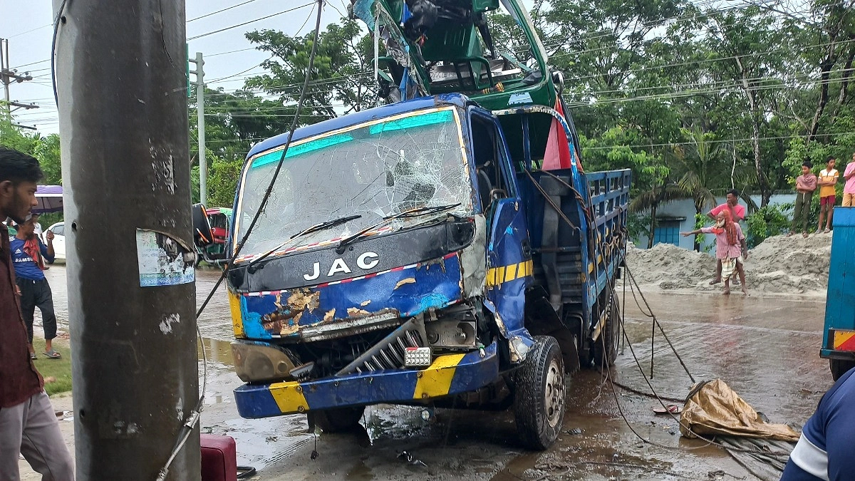 খুলনায় ইজিবাইকে পিকআপের ধাক্কা, নিহত ২