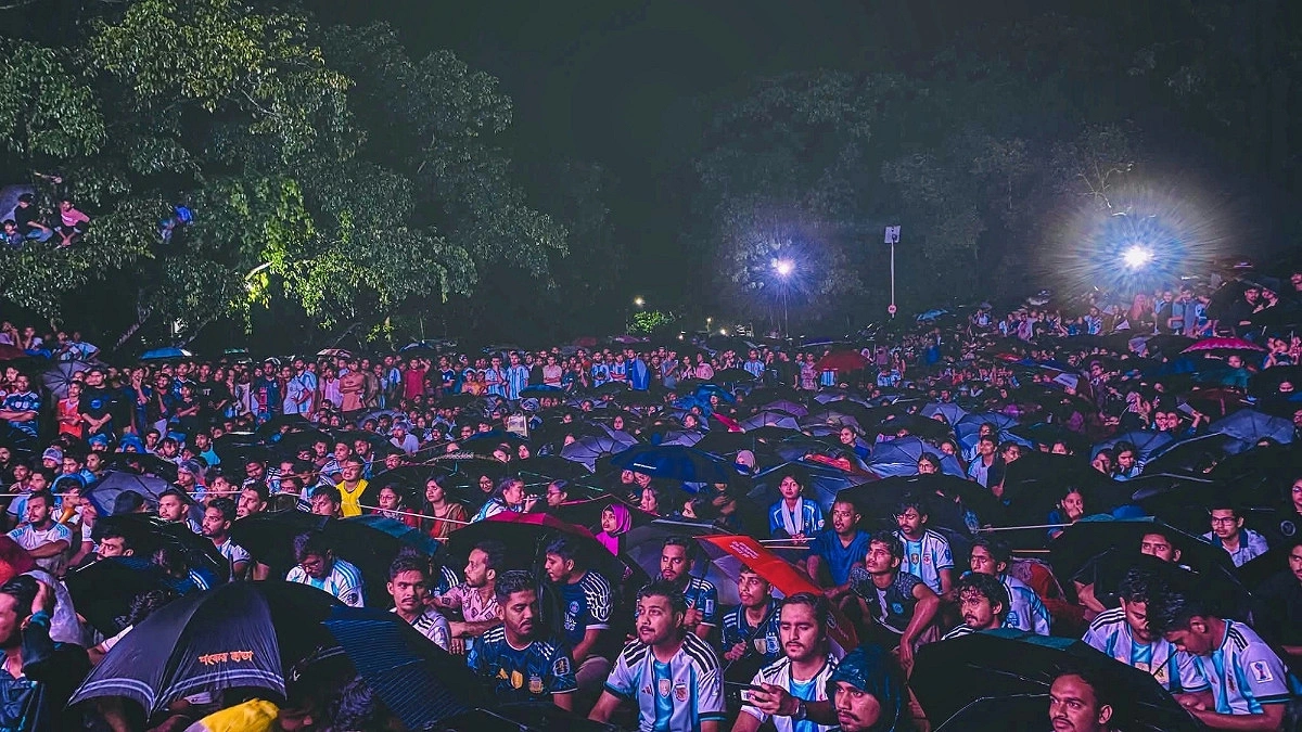 বৃষ্টিমাথায় উৎকণ্ঠা ছাপিয়ে ক্যাম্পাসে জয়োৎসব