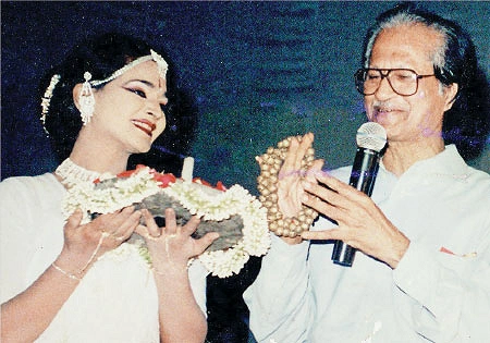 শামীম আরা নীপাকে হাতে ধরে মূর্তি গড়ার মতোই গড়েছিলেন মুস্তাফা মনোয়ার শামীম আরা নীপাকে হাতে ধরে মূর্তি গড়ার মতোই গড়েছিলেন মুস্তাফা মনোয়ার