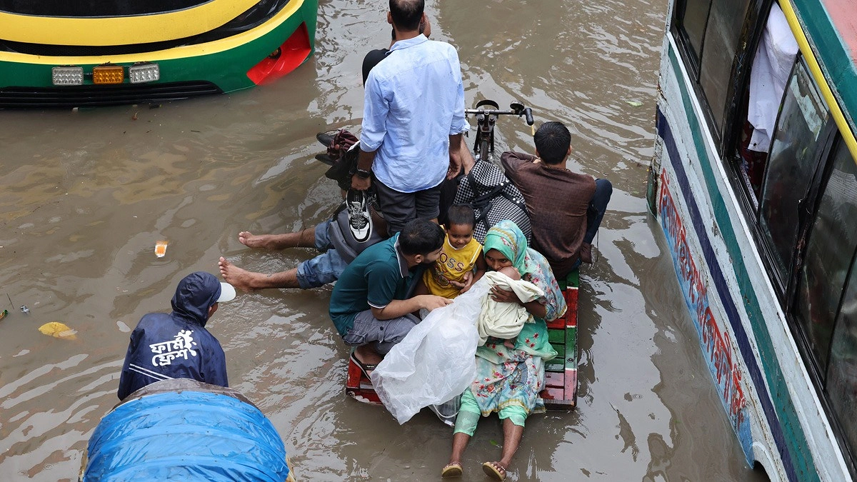 সড়কে জলাবদ্ধতায় ভ্যানে করে পারাপার। ছবিটি আরামবাগ এলাকা থেকে তোলা—মহুবার রহমান