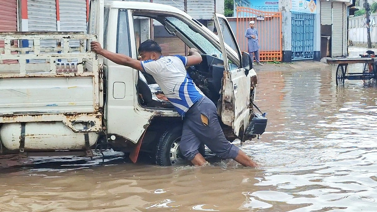 টানা তিন ঘণ্টার বৃষ্টিতে শহর জুড়ে জলাবদ্ধতা