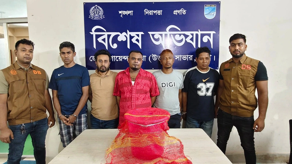 সাভারে বিরল প্রজাতির তক্ষক উদ্ধার, গ্রেপ্তার ৫