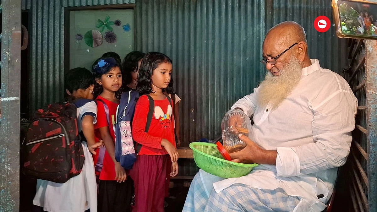 সাধ্যমতো শিশুদের হাতে তুলে দেন টিফিন- আগামীর সময়