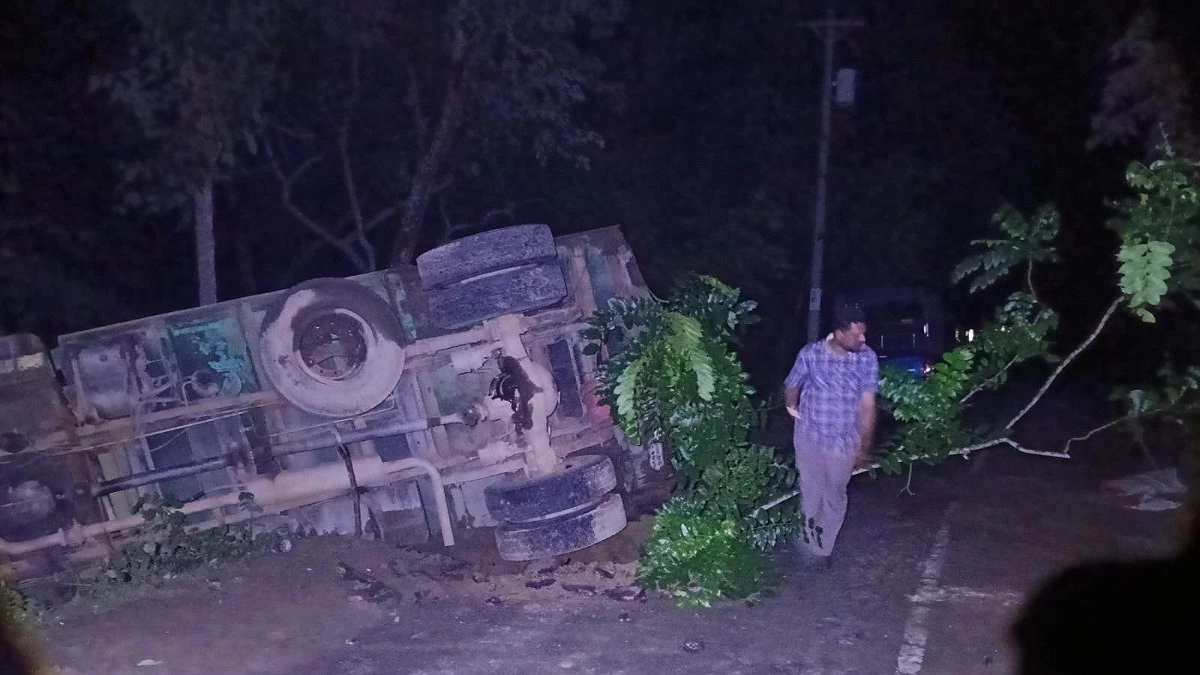 সাতছড়িতে সড়ক ধস, দুর্ভোগ