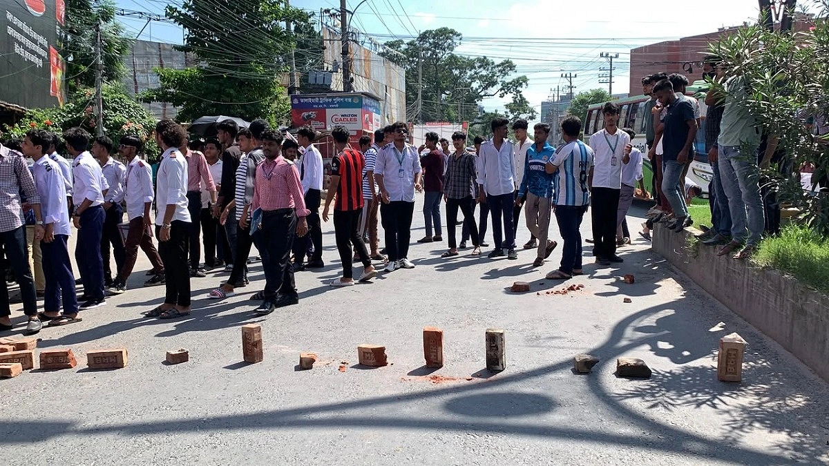 শিক্ষামন্ত্রীর পদত্যাগের দাবিতে ঘণ্টাব্যাপী ঢাকা-রাজশাহী মহাসড়ক অবরোধ
