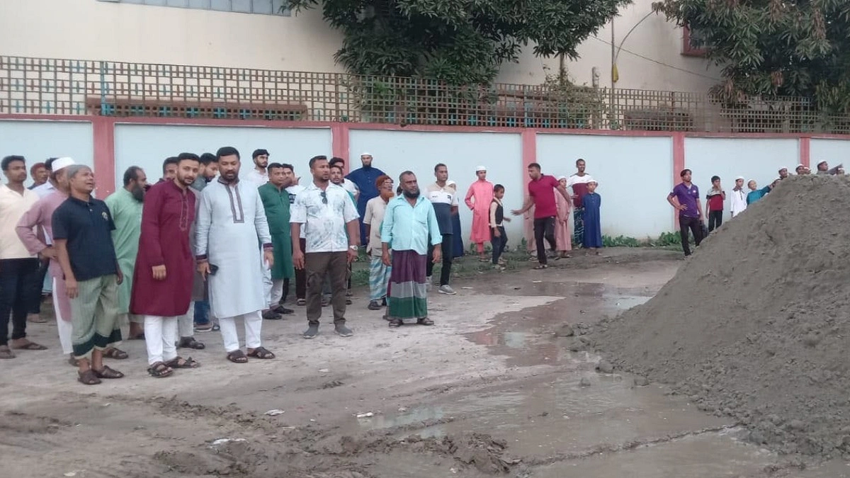 সাবেক চেয়ারম্যান ইকবাল হোসেনের উদ্যোগে খেলার মাঠ সংস্কার