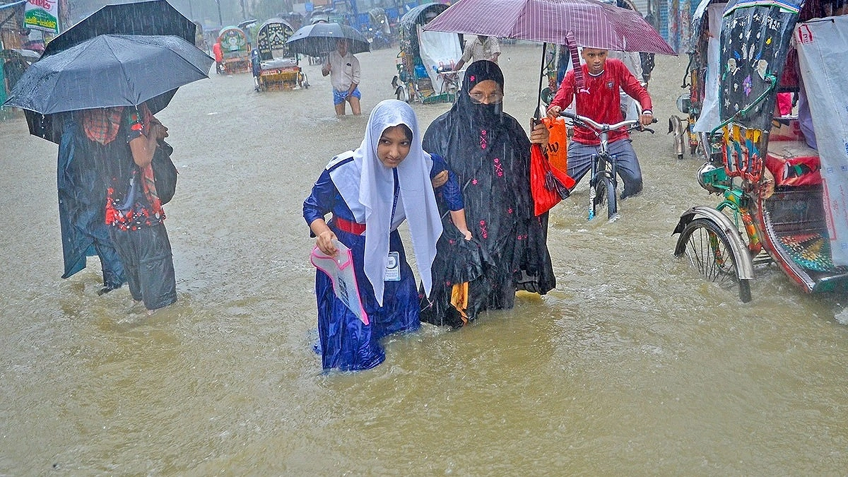 বৃষ্টিতে পানি জমেছে চট্টগ্রামের বিভিন্ন সড়কে - আগামীর সময়