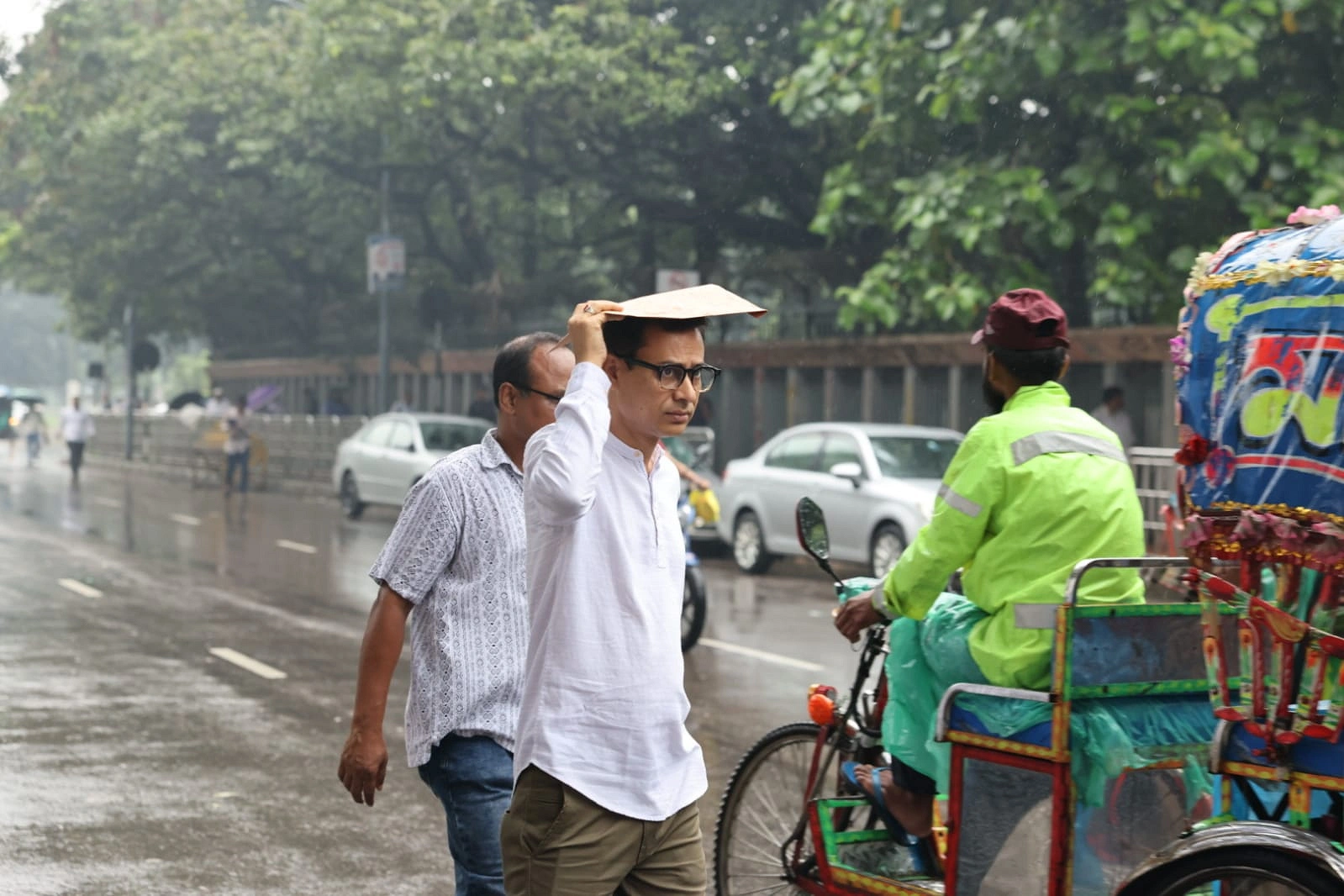 বৃষ্টি মাথায় অফিস যাওয়া। ছবি আগামীর সময়