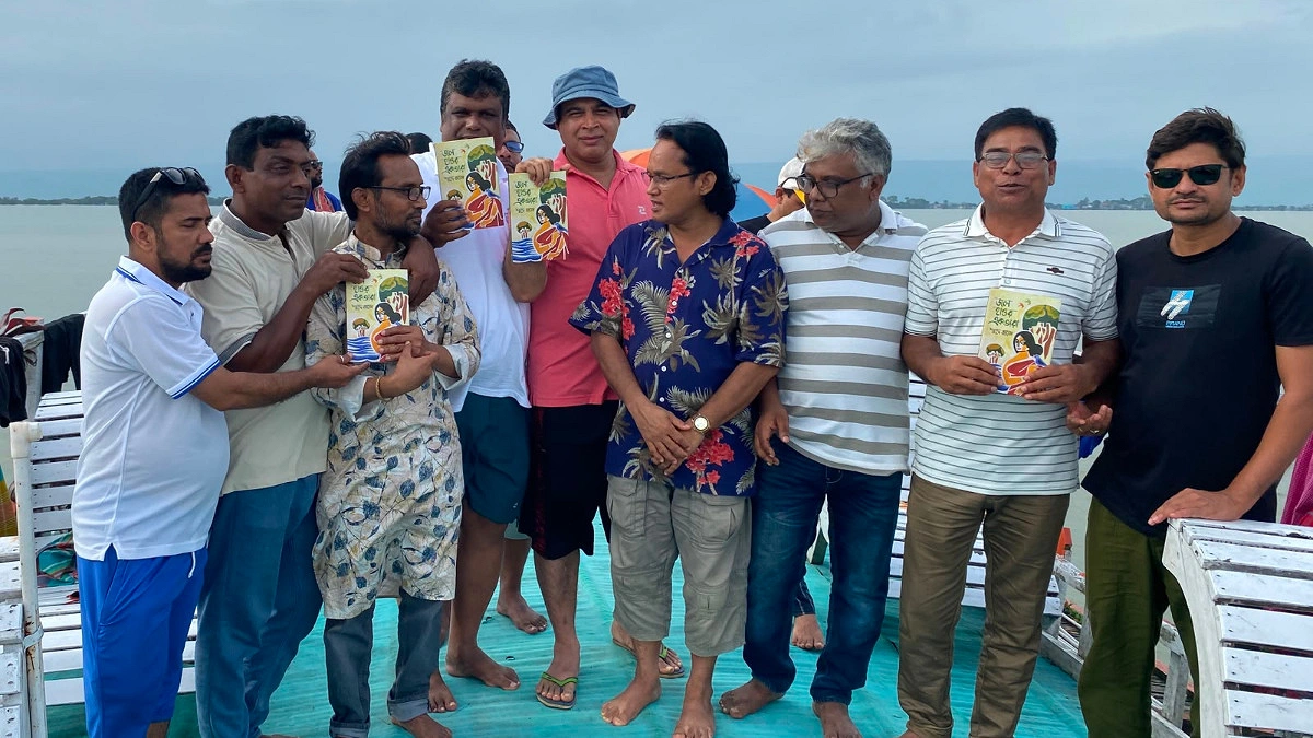 টাংগুয়ার হাওরে ‘জল হাওর একতারা’ কাব্যগ্রন্থের পাঠ-উন্মোচন