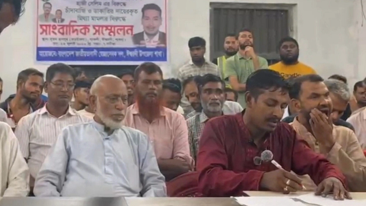 পুলিশ দেখে প্রেস ব্রিফ ছেড়ে পালালেন স্বেচ্ছাসেবক দল নেতা