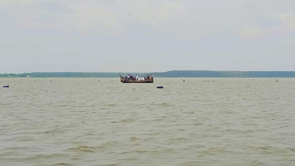 উত্তাল মেঘনায় মাছ ধরতে গিয়ে মৃত্যু
