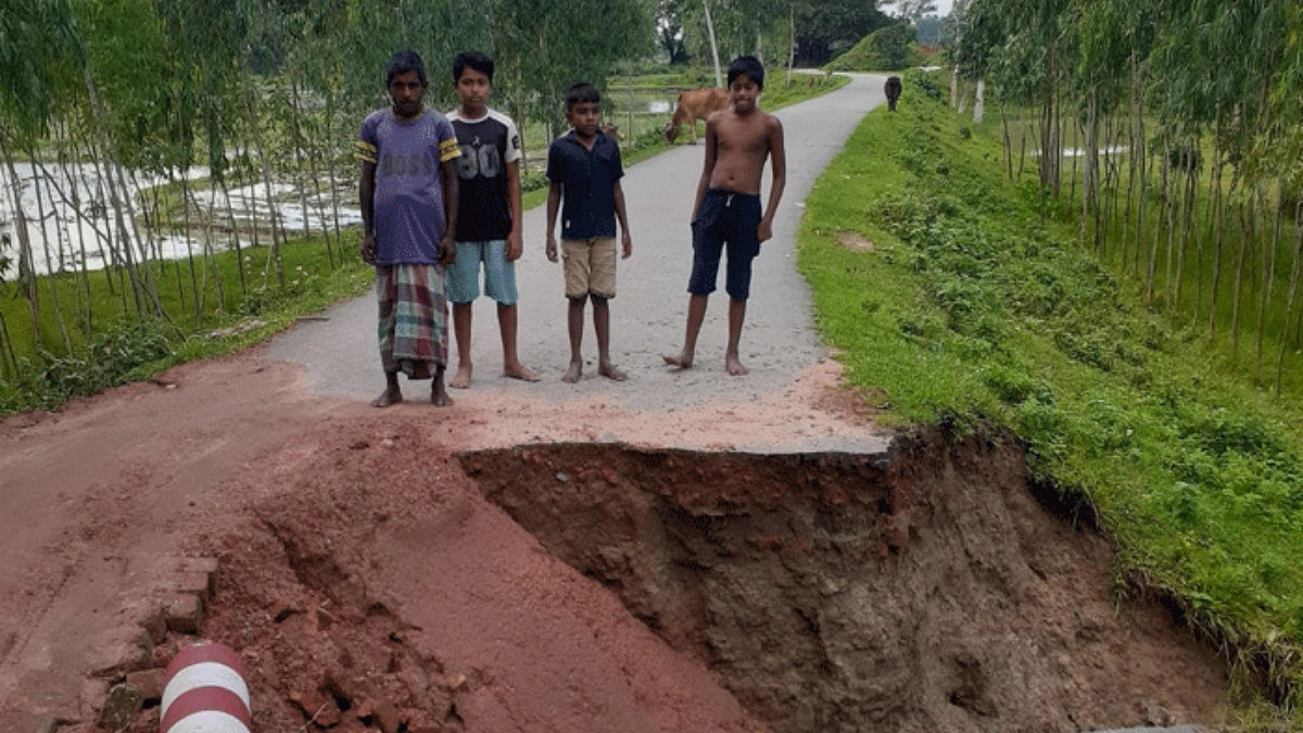 তারাগঞ্জে সেতুর সংযোগ সড়কে ধস, যাতায়াত ব্যাহত