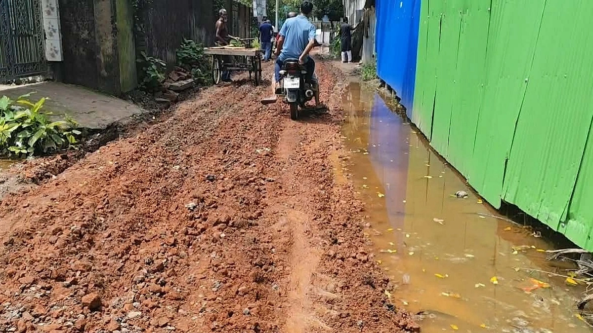 অনিয়মের অভিযোগে সড়ক সংস্কারের কাজ বন্ধ