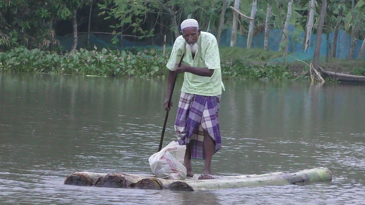 বর্ষাকালে ভেলাই কাশেম আলীর ভরসা- আগামীর সময়