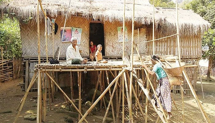 ম্রো জনগোষ্ঠীর জীবন যাপন।