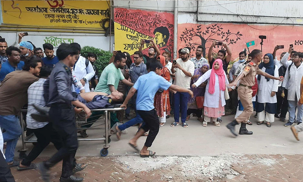 উদ্ধার করে হাসপাতালে নেওয়া হয় হতাহতদের