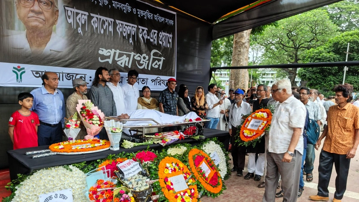 বৃষ্টিভেজা শহরে বিদায় নিলেন প্রজ্ঞার বাতিঘর