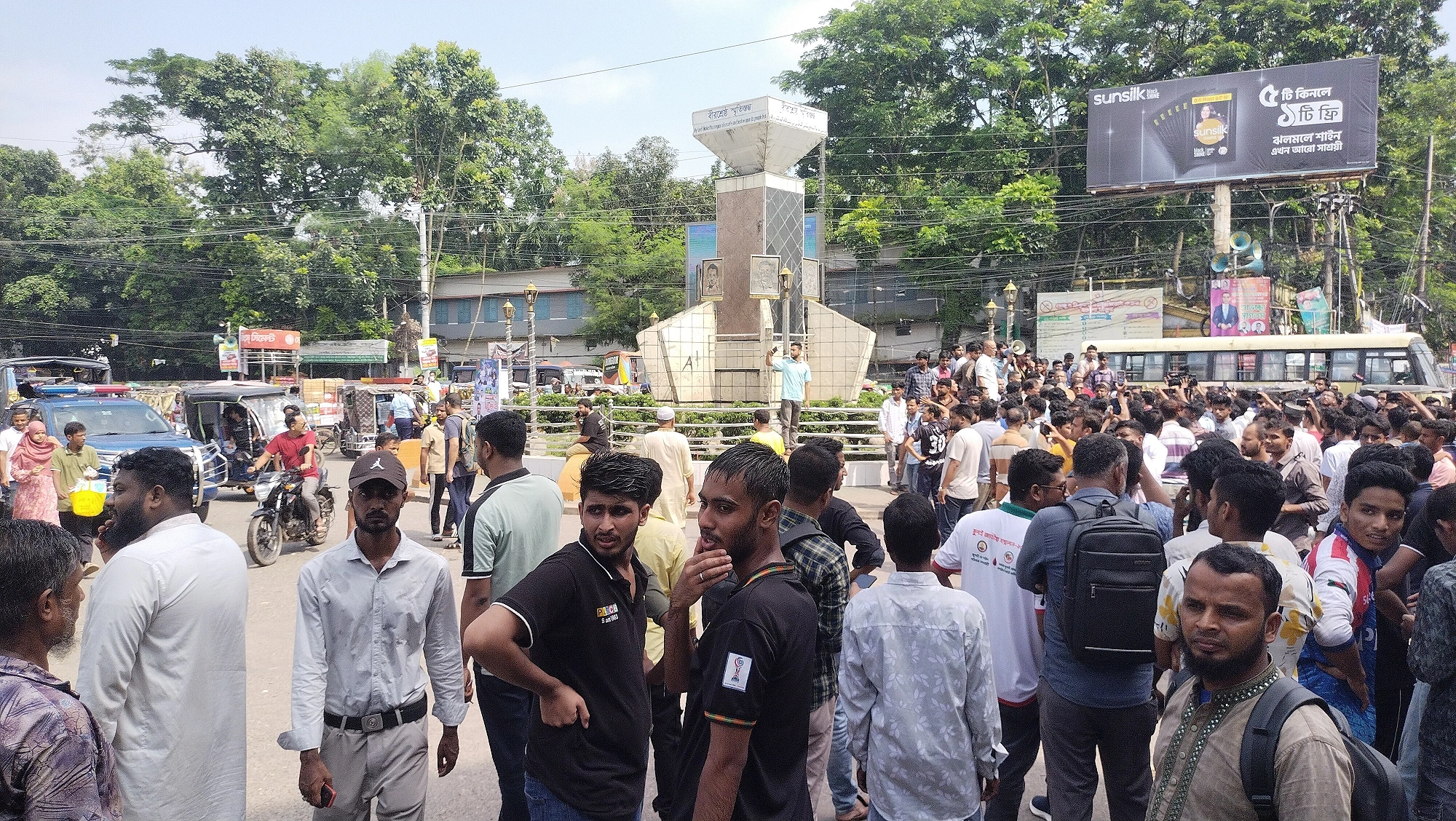 বগুড়া শহরের সাতমাথায় অবরোধ করেছেন শিক্ষার্থীরা