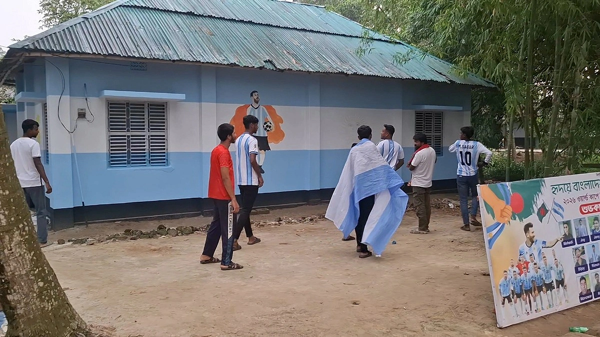 জয়পুরহাটের ‘আর্জেন্টিনা বাড়ি’, আছে মেসির বিশাল প্রতিকৃতিও