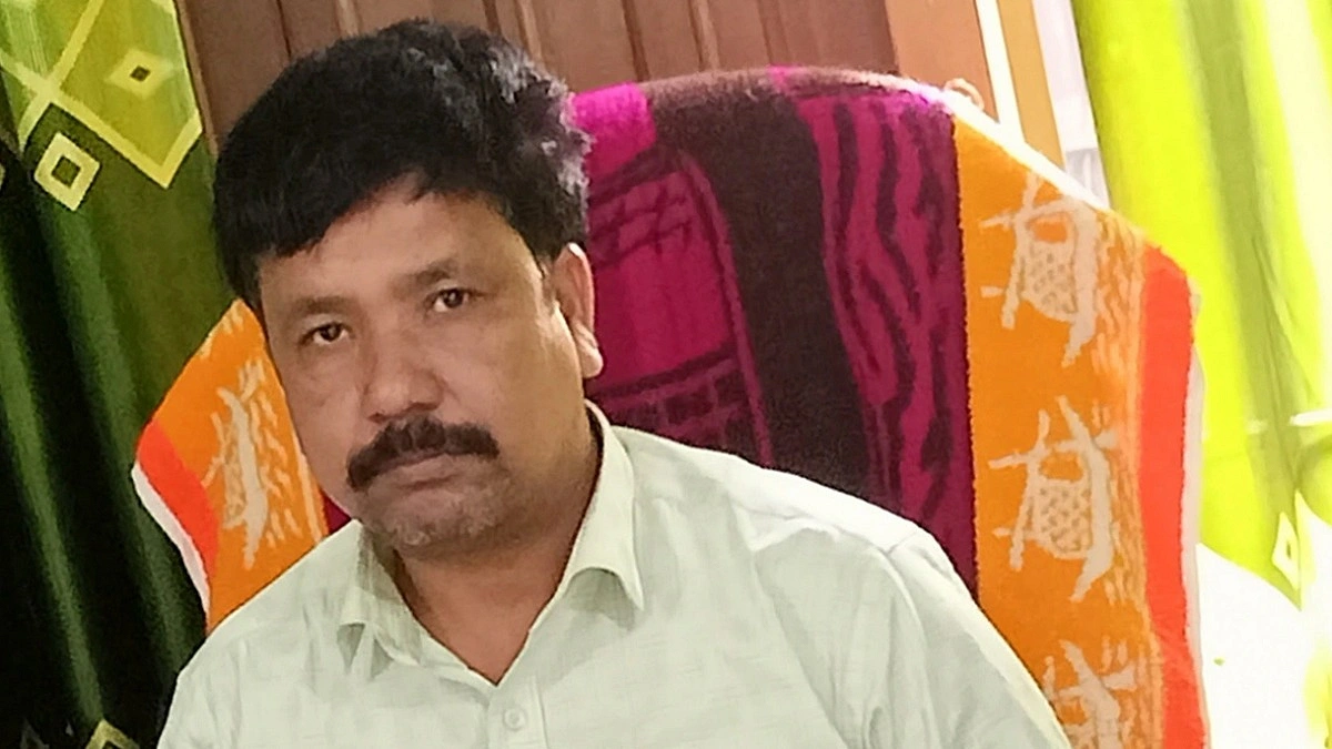 স্কুলে অনুপস্থিত, বেতন নিয়মিত