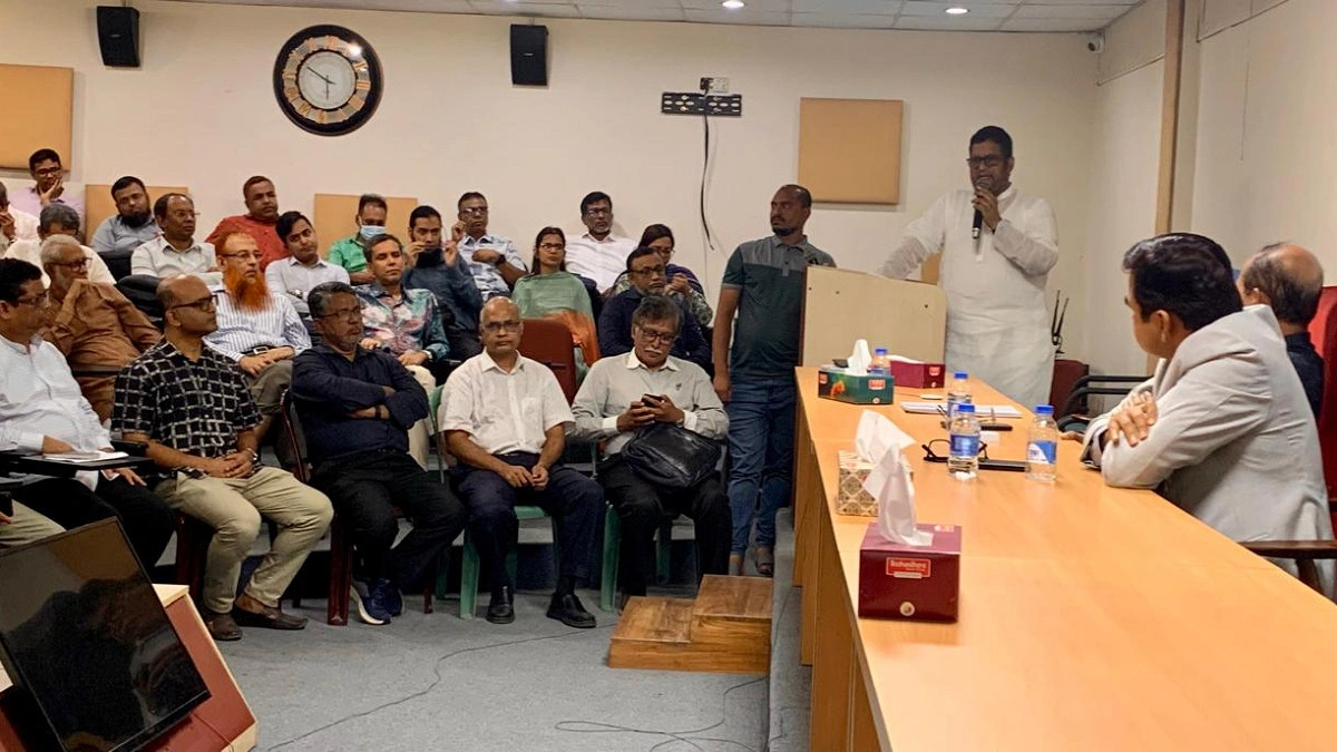 ঢাবিতে নীল দলের কার্যক্রম নিষিদ্ধের দাবিতে শিক্ষকদের স্মারকলিপি
