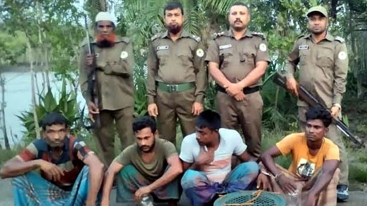 সুন্দরবনে পৃথক অভিযানে ১০ জেলে আটক, নৌকাসহ জব্দ ৫ মণ কাঁকড়া