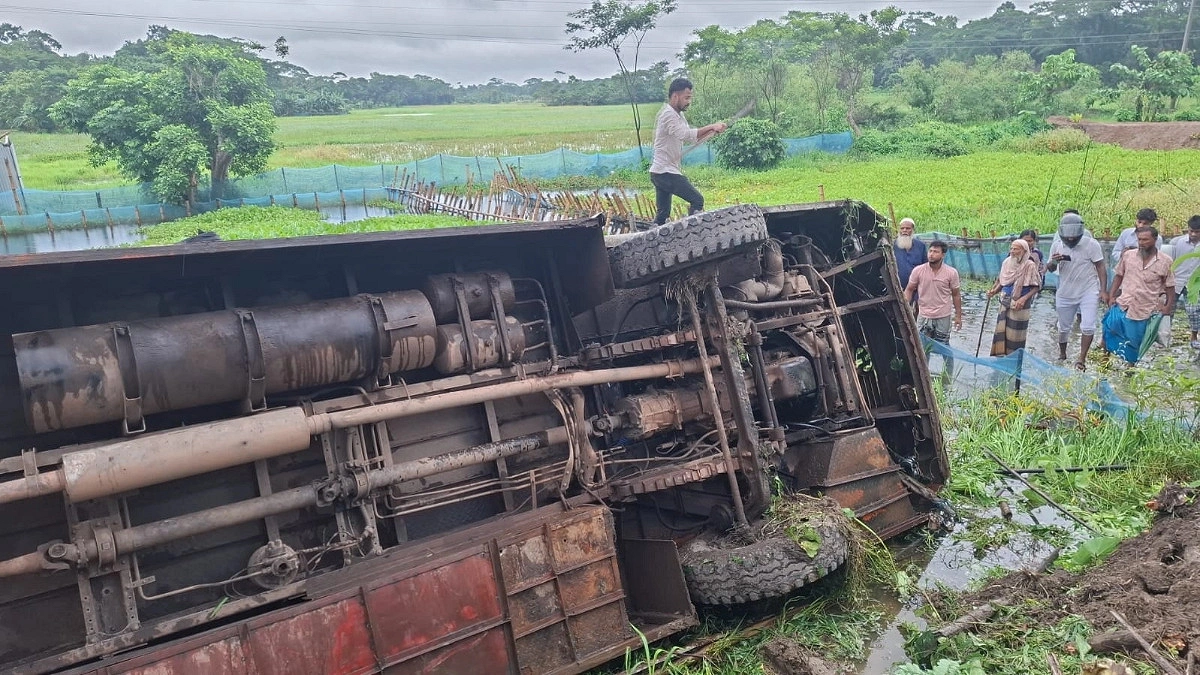 ঝালকাঠিতে বাস খাদে পড়ে যাত্রী নিহত